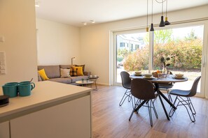 Full-sized fridge, microwave, oven, stovetop