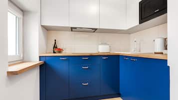 Frigobar, microondas, placa de cocina, cafetera expreso