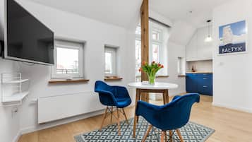 Deluxe-Studiosuite, 1 Doppelbett, Balkon | Individuell dekoriert, individuell eingerichtet