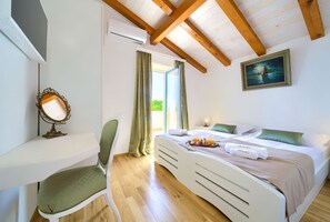 3 habitaciones, caja de seguridad en la habitación y escritorio 