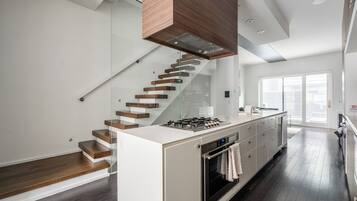 Casa geminada grand, 4 quartos, terraço | Cozinha privada | Geladeira grande, micro-ondas, fogão, cooktop