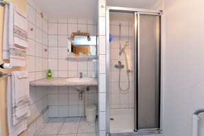 Suihku, hiustenkuivaaja, saippua, vessapaperi