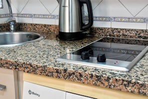 Réfrigérateur, micro-ondes, cafetière/bouilloire