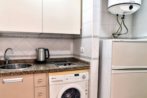 Réfrigérateur, micro-ondes, cafetière/bouilloire