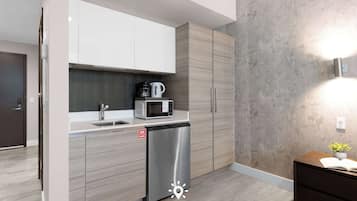 Mikrobølgeovn, kaffetrakter/tekoker, brødrister og kjøkkenutstyr