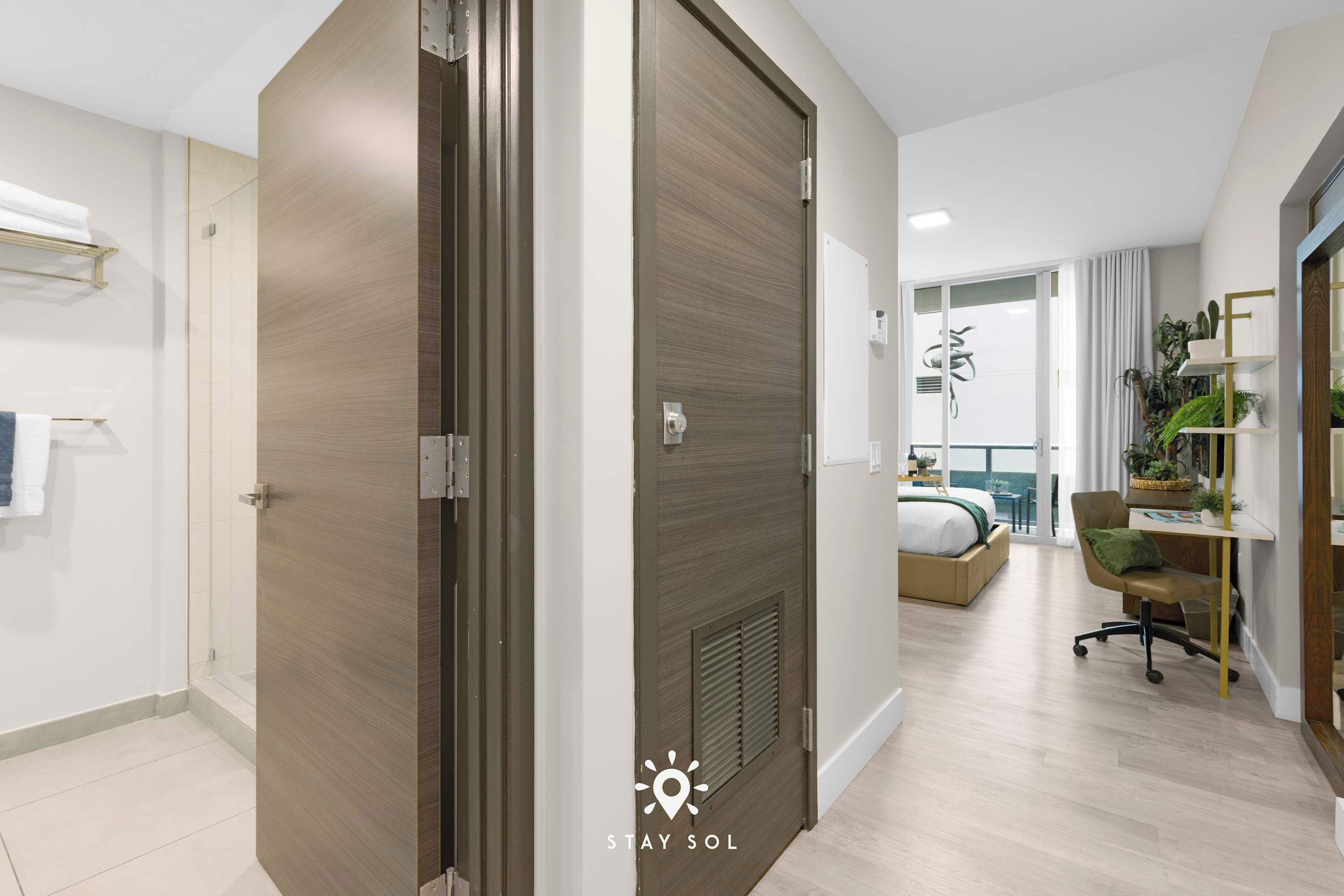 Työpöytä, silitysrauta/-lauta, vauvan matkasänky, Wi-Fi