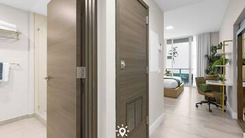 Työpöytä, silitysrauta/-lauta, vauvan matkasänky, Wi-Fi