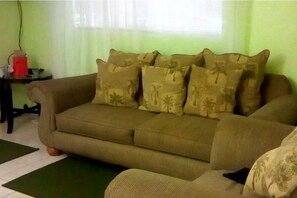 Smart TV - Lower Deck apt. (George Town)