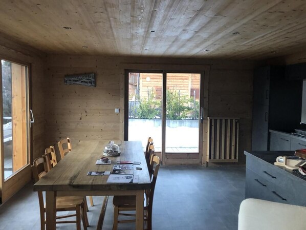 Dining - Wifi, 1st floor, sauna, terrace, balcony, fireplace or stove, parking, tv, ski locker, 82m² (Le Grand-Bornand)