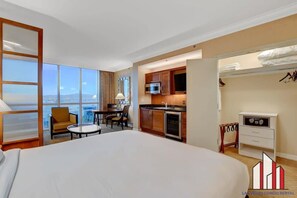 Safe på rommet, skrivebord, strykejern/-brett og wi-fi (inkludert)