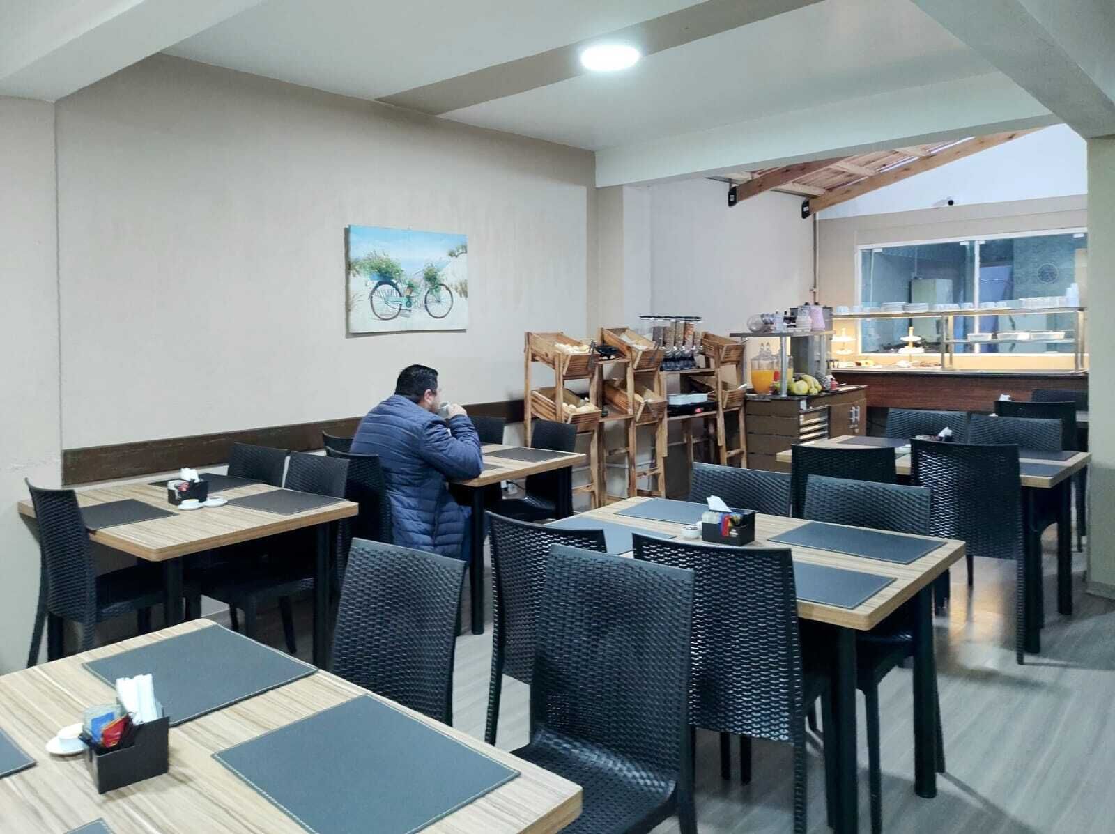 Café da manhã com buffet grátis todos os dias