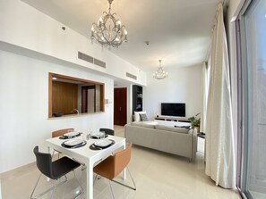 Panoramic-Apartment | Essbereich im Zimmer