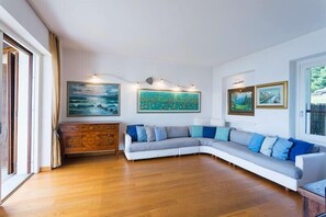 TV, offices - Villa Arona Summary: (San Carlo)