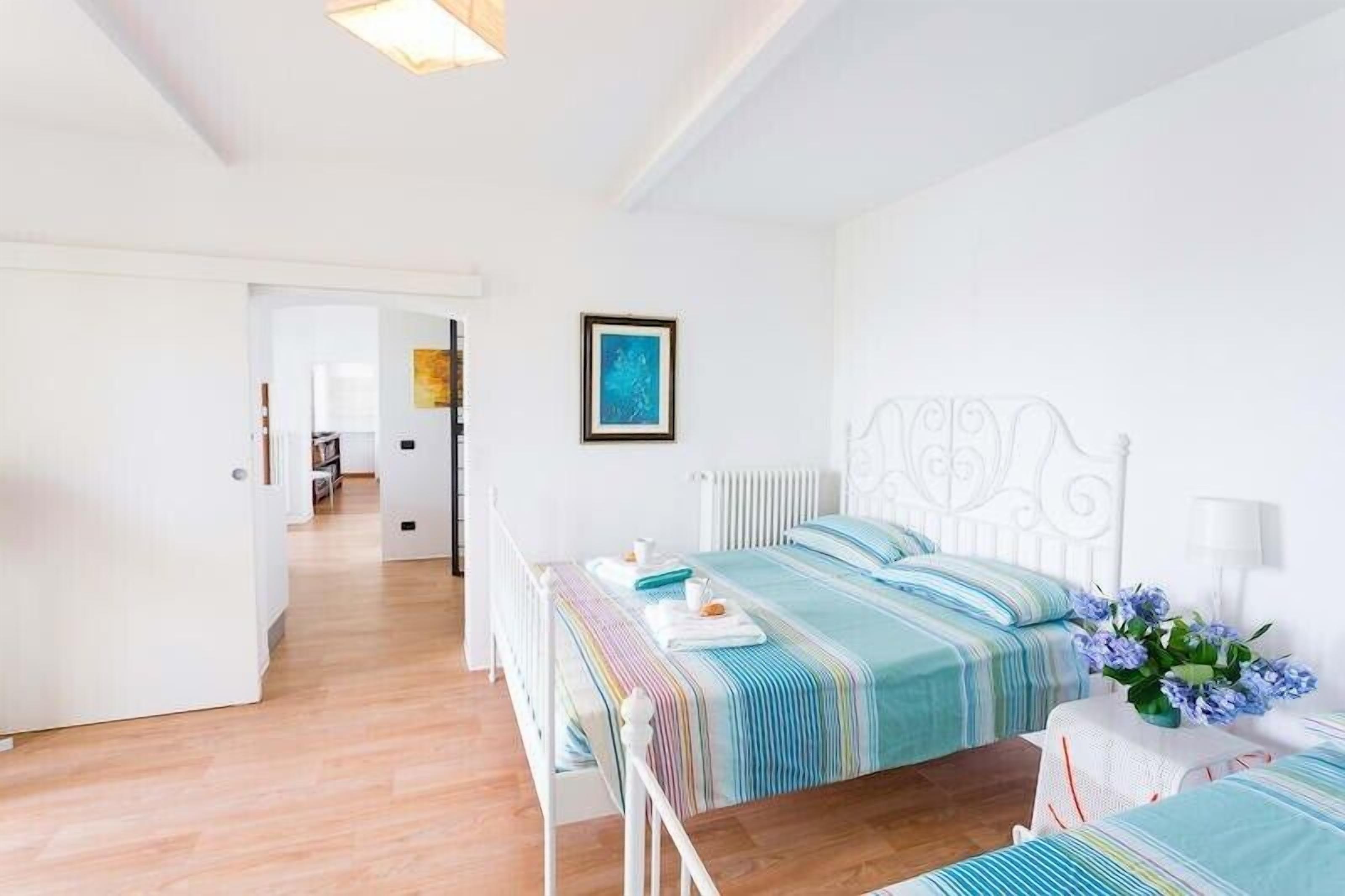 3 bedrooms, desk, iron/ironing board, travel crib