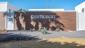 Ein modernes Gebäude mit einem Schild, auf dem „CASITA REAL“ steht.