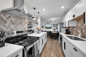 Geladeira, micro-ondas, fogão, cooktop