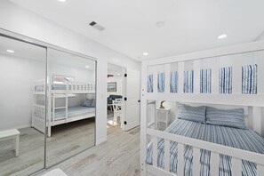 4 bedrooms, Internet, bed sheets - 🌴New Pool, Outdoor TV-Modern Upgrades-Coconut Villa🥥 (Fort Myers Beach)