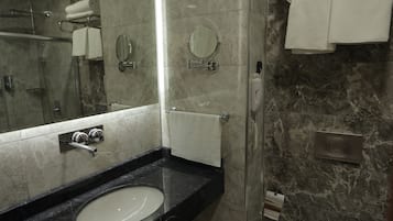 Family Room, 1 King Bed with Sofa bed, Non Smoking, City View | Bathroom