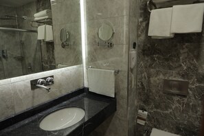 Family Room, 1 King Bed with Sofa bed, Non Smoking, City View | Bathroom | Shower, rainfall showerhead, hair dryer, heated floors - ELİT OTELHAN (Amasya)