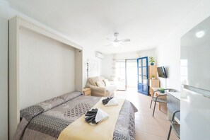 Iron/ironing board, travel cot, free WiFi
