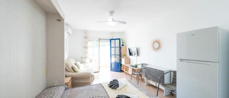 Iron/ironing board, travel cot, free WiFi