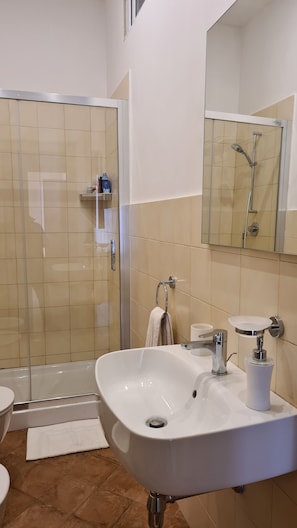Dusche, Haartrockner, Bidet, Handtücher