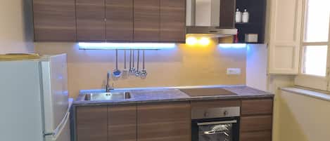 Fridge, oven, stovetop, dishwasher