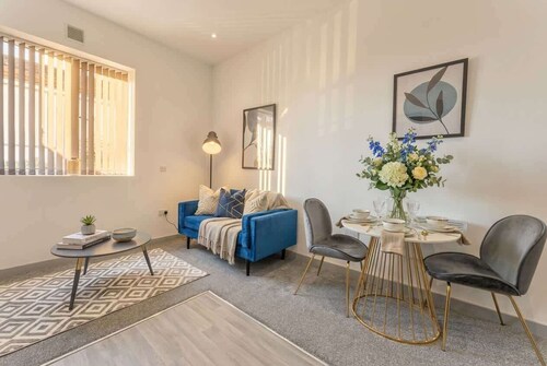 Cosy 1 Bed Budget Apartment in Dudley w WiFi