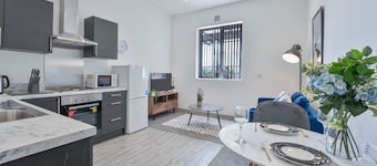 1 Bed Budget Apartment in Central Dudley w WiFi