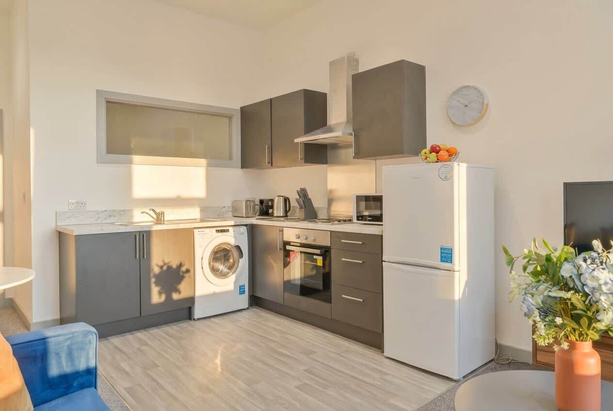 冷蔵庫、電子レンジ、オーブン、コンロ