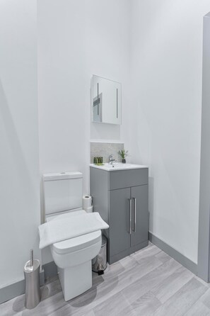 Shower, hair dryer, towels, shampoo
