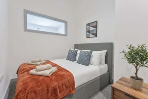 1 bedroom, iron/ironing board, WiFi, bed sheets - Cosy 1 Bed Budget Apartment in Dudley w WiFi (Dudley)