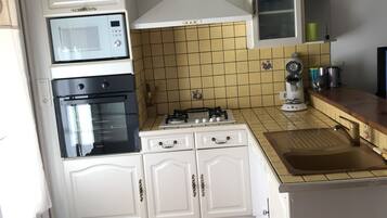 KĂŒhlschrank, Mikrowelle, Ofen, Herdplatte