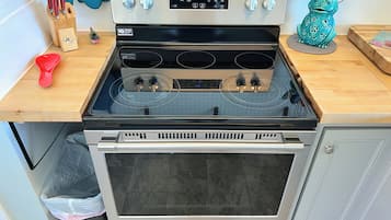 Fridge, oven, stovetop, coffee/tea maker