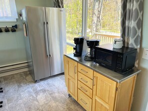 Fridge, oven, stovetop, coffee/tea maker - Cozy LAKE ONTARIO WATERFRONT COTTAGE with Breathtaking Views! (Pulaski)