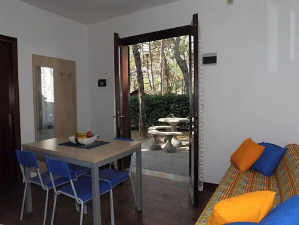 Outdoor dining - Terraced villa for 6 people with independent garden (Bibione)