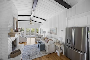 Smart TV, books - Down Time Creekfront beach home within steps to the beach (Pawleys Island)