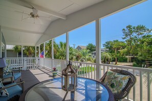 Terrace/patio - Down Time Creekfront beach home within steps to the beach (Pawleys Island)