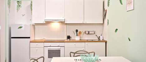 Frigorifero, forno, piano cottura, macchina per tè/caffè