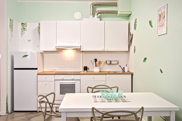 Kühlschrank, Ofen, Herdplatte, Wasserkocher mit Kaffee-/Teezubehör