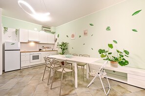 Fridge, oven, stovetop, coffee/tea maker