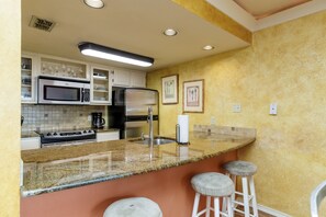 Een koelkast, een microgolfoven, een oven, een kookplaat