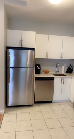 Réfrigérateur, four à micro-ondes, surface de cuisson, lave-vaisselle