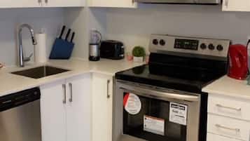 Fridge, microwave, stovetop, dishwasher