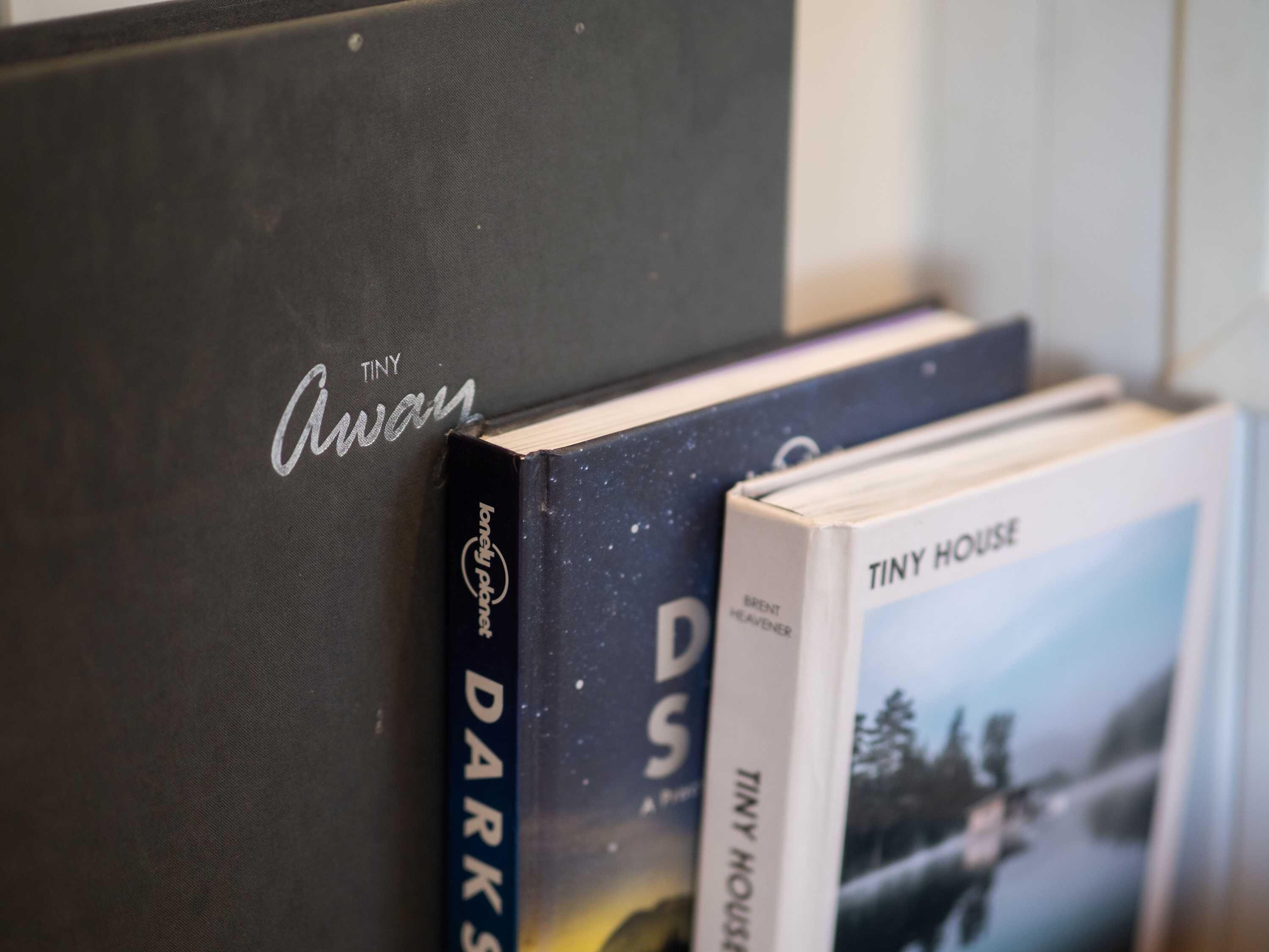 Una estanteria amb llibres titulats 'Tiny House' i 'DARKS'.