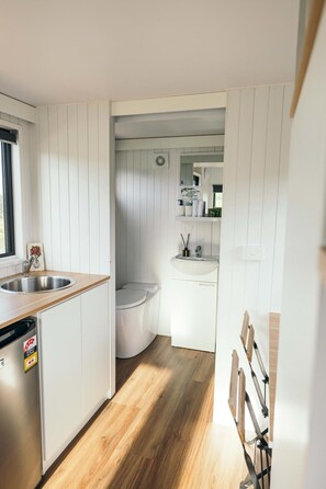 Kühlschrank, Mikrowelle, Herdplatte, Wasserkocher mit Kaffee-/Teezubehör