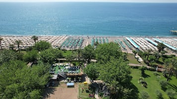 Privatstrand in der Nähe, Liegestühle, Sonnenschirme, Strandtücher