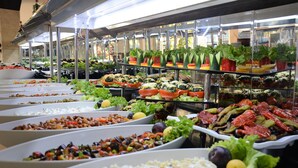 Un buffet proposant une variété de plats, notamment des salades, des légumes et des viandes.