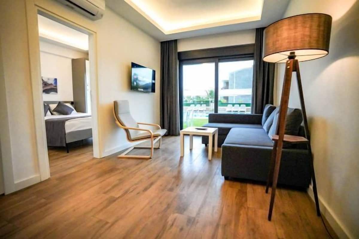 1 bedroom, hypo-allergenic bedding, minibar, blackout drapes
