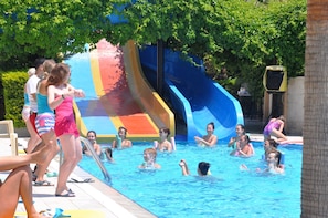 2 piscines a l'aire lliure, para-sols i gandules